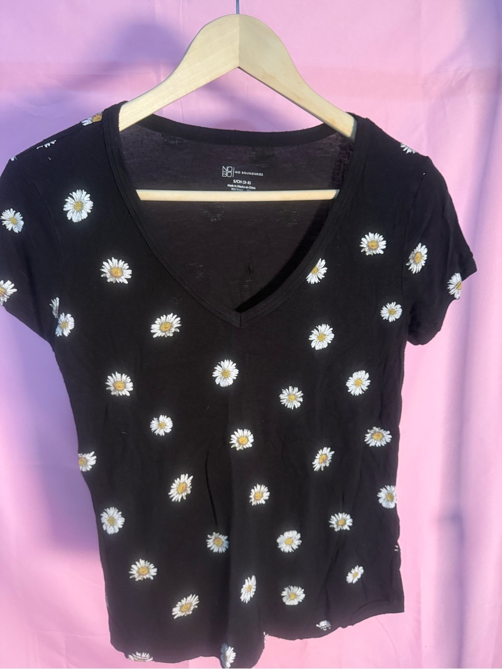 No Boundaries Black Daisy V-Neck Short Sleeve Tee